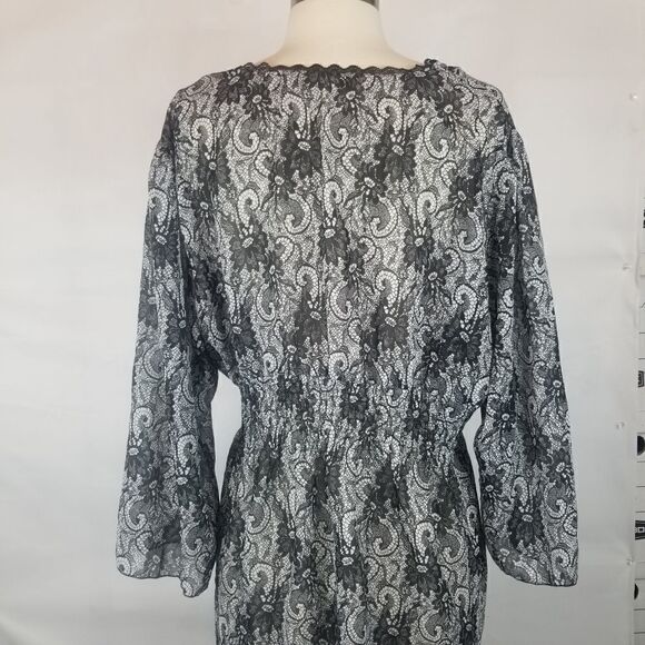 NOTATIONS. SIZE XL. BLACK WHITE FLORAL Tunic Top. Buttons at Waist - Picture 10 of 16